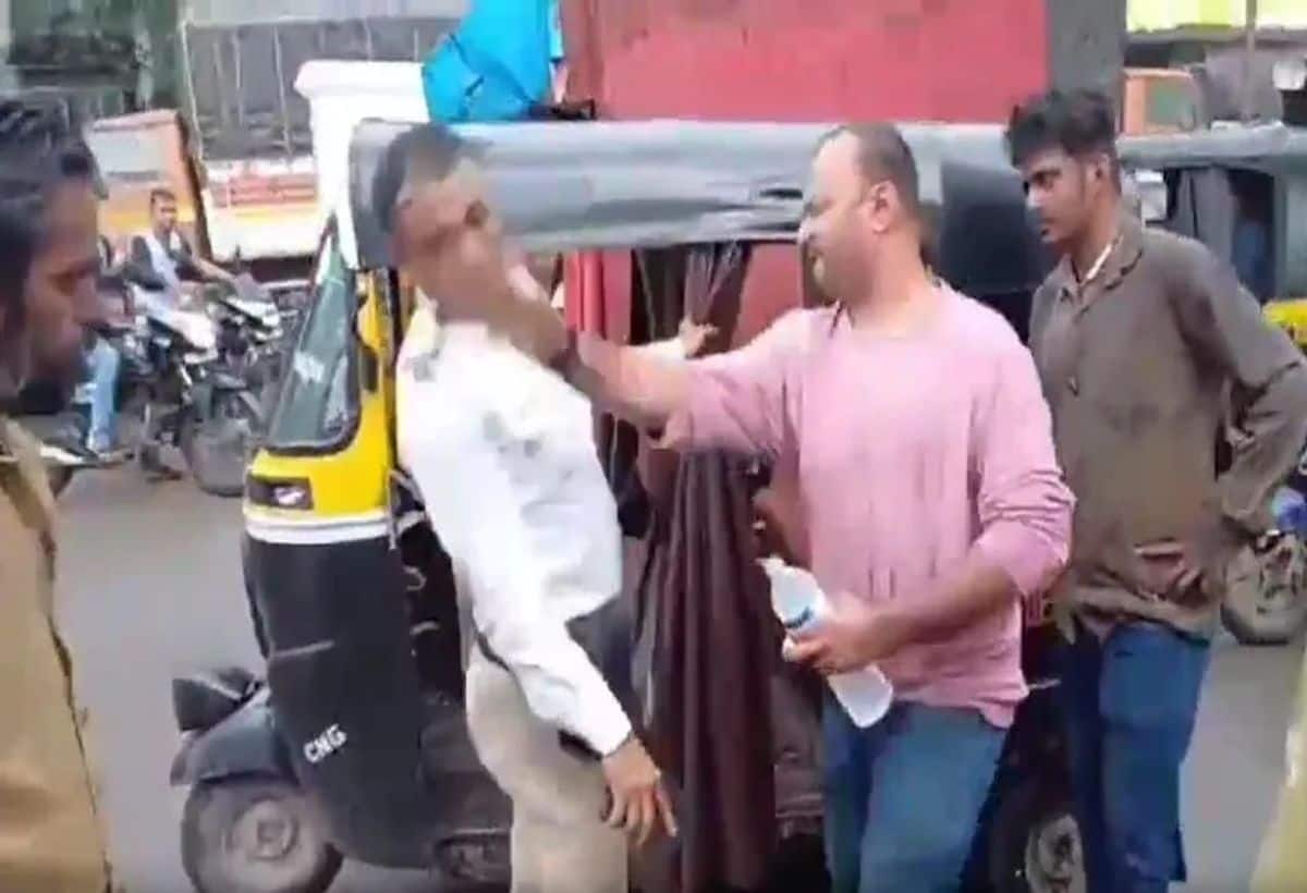 Video: Drunk auto driver slaps traffic police, video from Mumbai’s Ulhasnagar goes viral – video Mumbai Ulhasnagar drunk auto rickshaw driver traffic police assault molestation case watch video