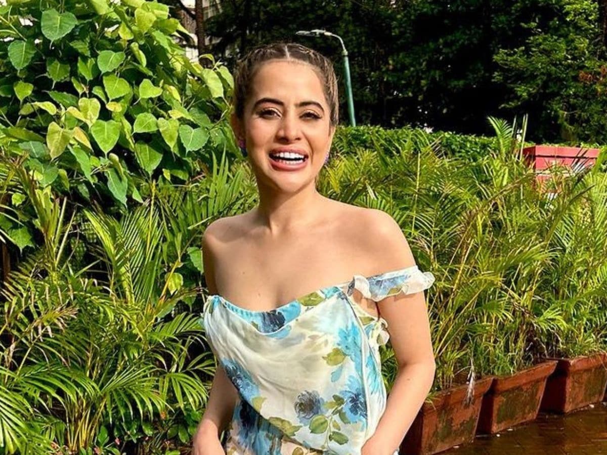 How to wear a backless or off shoulder dress without a bra Just like Uorfi You can also wear a backless-off shoulder dress without a bra like Uorfi, just follow this trick, fashion