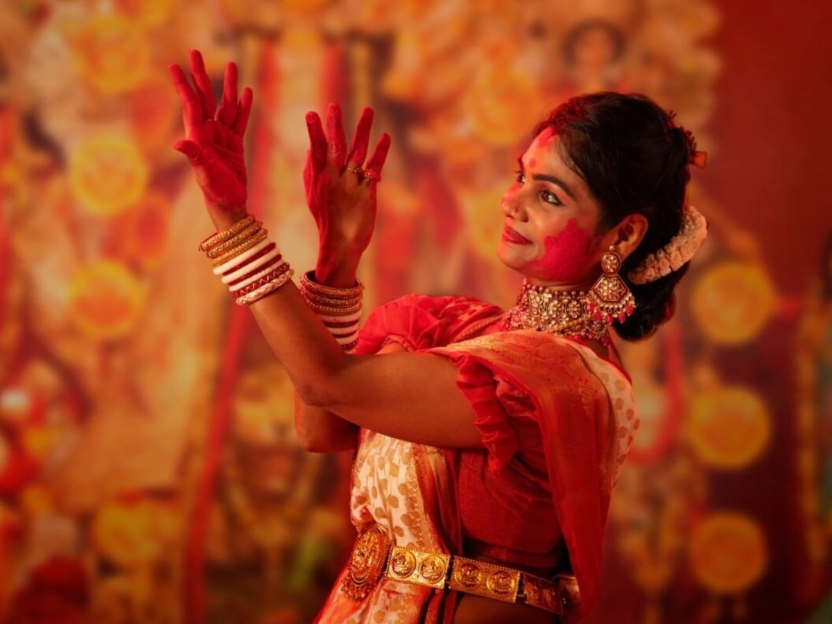 If you are getting ready for Durga Puja, then dress like this in red-white colored saree.