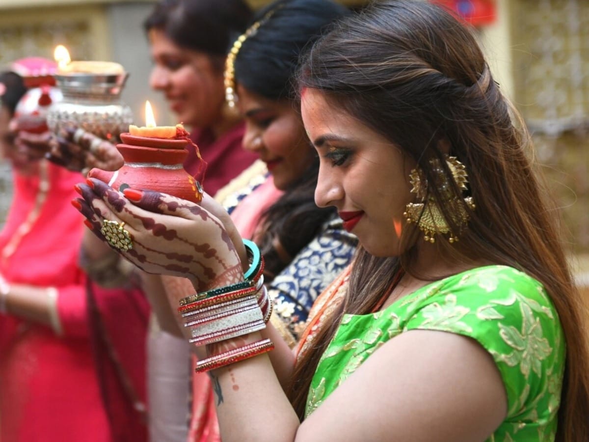 how to wear dupatta on head unique style with saree in karwa chauth 2024 Karwa Chauth: If you are getting ready for Karwa Chauth, then drape dupatta with saree in these unique ways, fashion
