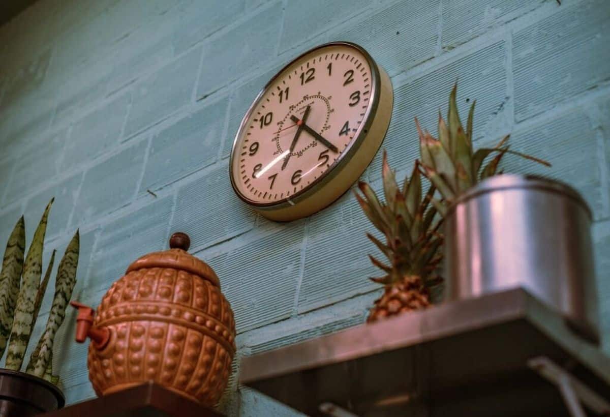A clock placed in the wrong direction will start reverse time, tension will increase, economic progress will stop, know the right direction – wall clock vastu shastra watch wrong direction in home get tension know right