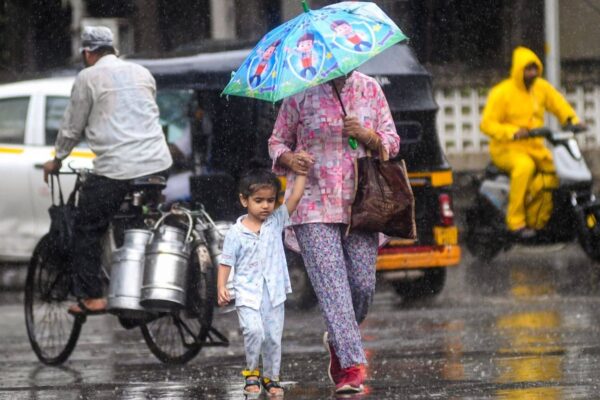 Mumbai Rain: Rain on the speed of Mumbai applied brakes, water floods on the roads – Mumbai Weather Lightning