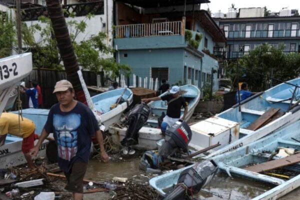 15000 km from India, collision at a speed of 200 kmph, people locked in houses, hanging everywhere – Category 3 Storm Hurricane Erick Struck Struck Mexico 200 Kilometer Per Hour Wind Speed VED Speed Vry Heavy Rain Everything Closed white