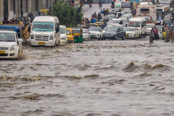Heavy Rain Alert: Life in Karnataka due to heavy rains, disrupted, landslides and floods outcry! – Heavy rains disrupt people life in Several Parts of Karnataka causing waterlogging landslide imd