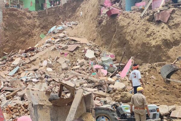 UP: 8 houses collapsed in Mathura in a moment! Screaming area echoed, dozens of people buried in debris – Mathura Tilt Collapsed 8 House 12 People Trapped Rescue Operation Underway