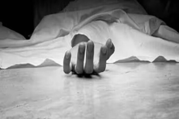 After a quarrel with her husband, the wife took a dreadful step, a woman jumped in front of the train with one and a half year old innocent – after a fight with husband wife took a horifying step jumped in front of train in up Bareeilly