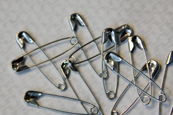 Safety Pin Hacks: Do not ignore the strength of safety pin, these 5 hacks will change your life, know how – safety pin hacks Little Known Tips to Make Your Life Easier Everyday Use