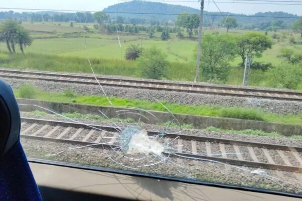 Vande Bharat: Stoning on Vande Bharat train in Jharkhand, travelers created a stir due to breaking glass – Vande Bharat News