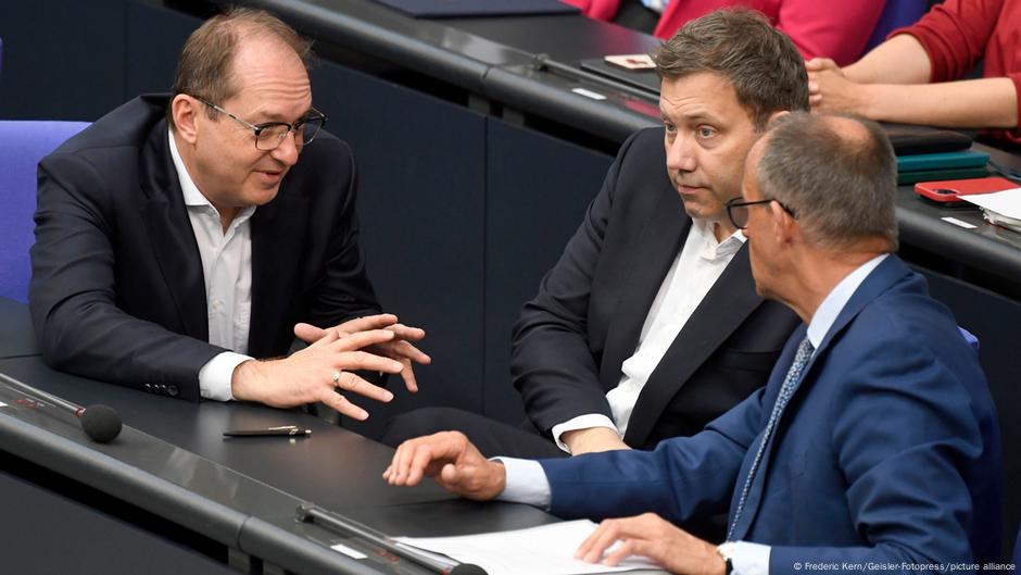 Interior minister downplays coalition spat – DW – 07/12/2025