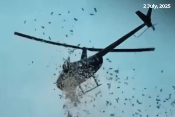 Shower of Cash on Street Video: Rain of notes in full afternoon, people came to run to rob