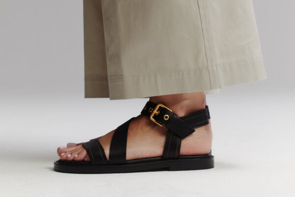 Freedom to put on – shoe courier
