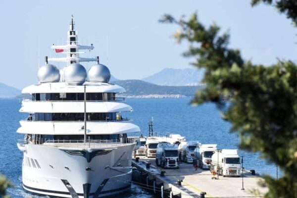 Russian Superyacht Amadea | Royal Jalmahal of ₹ 2,700 crore! Equipped with Helipad, Gym, Salon … America is going to sell Russian Supert